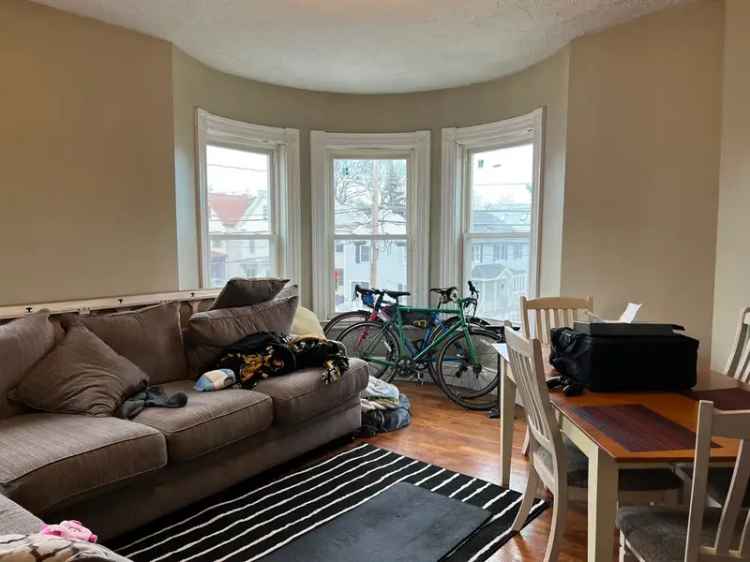 Rent Spacious 3 Bedroom Apartment in Somerville with Modern Features