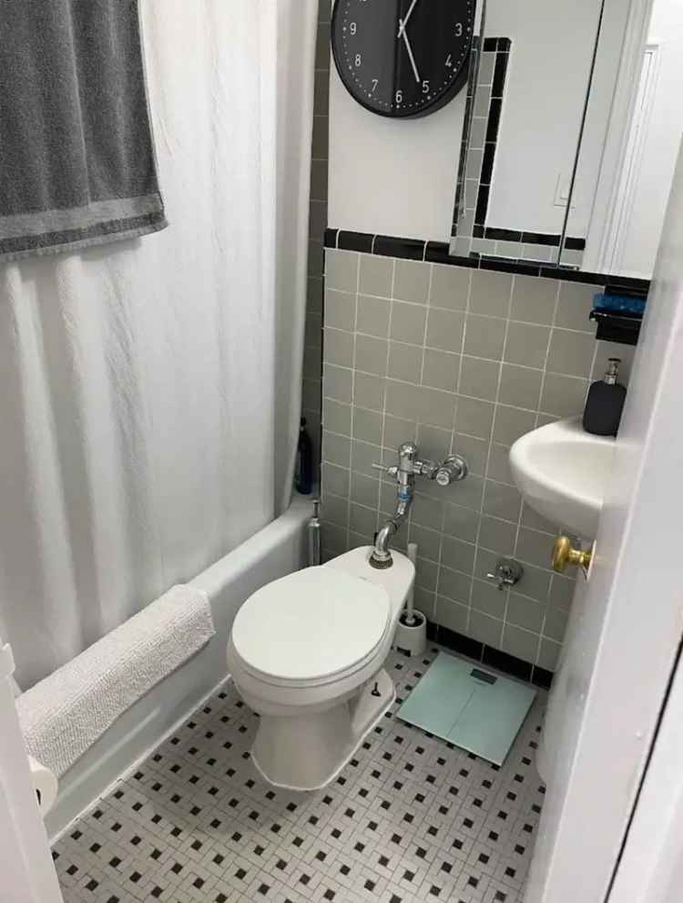 Rent Studio Apartment with Renovated Kitchen on Upper East Side