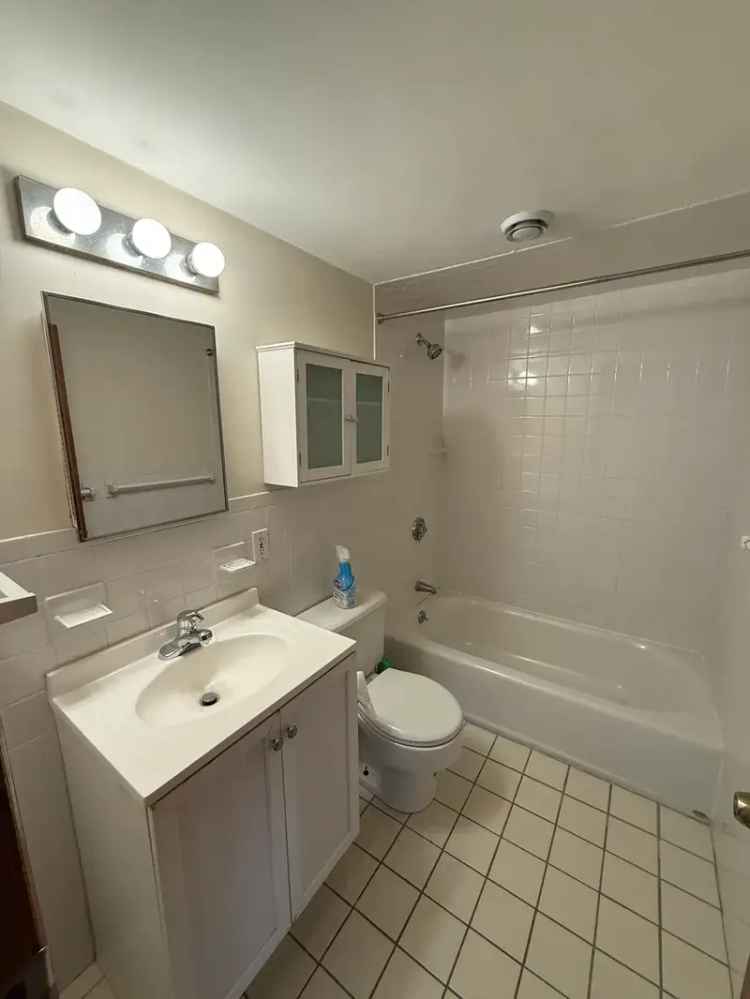 Rent Spacious 2 Bedroom Apartment in Auburndale with Parking and Laundry