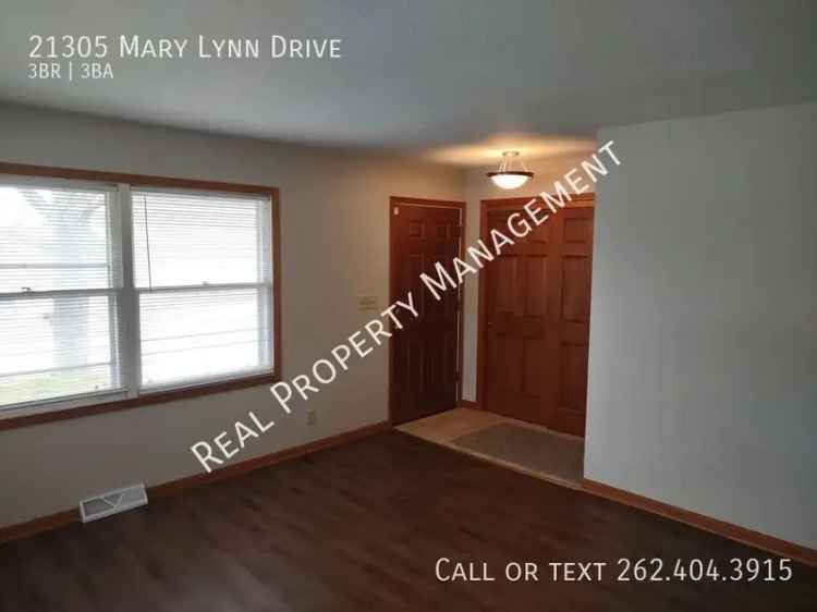 Rent 3 Bedroom Townhome in Brookfield with Pet Friendly Features