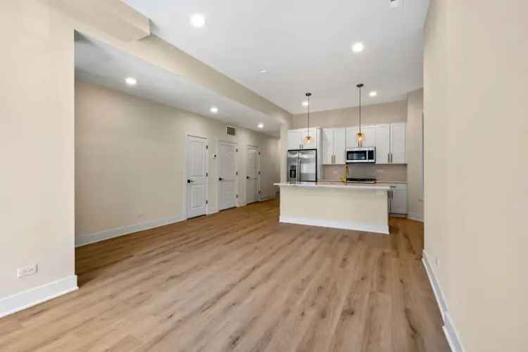 Rent Apartment Near Wrigley Field with 2 Bedrooms and 2 Bathrooms