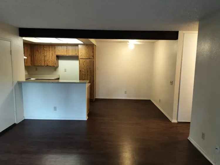 Rent Beautiful 2 Bedroom Apartment in Community with Pools