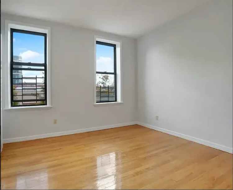 Rent 2 Bedroom Apartment in Long Island City with Modern Features