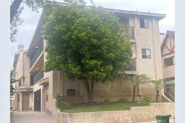 Rent 6 Unit Building in San Pedro with Balconies and Parking Spaces