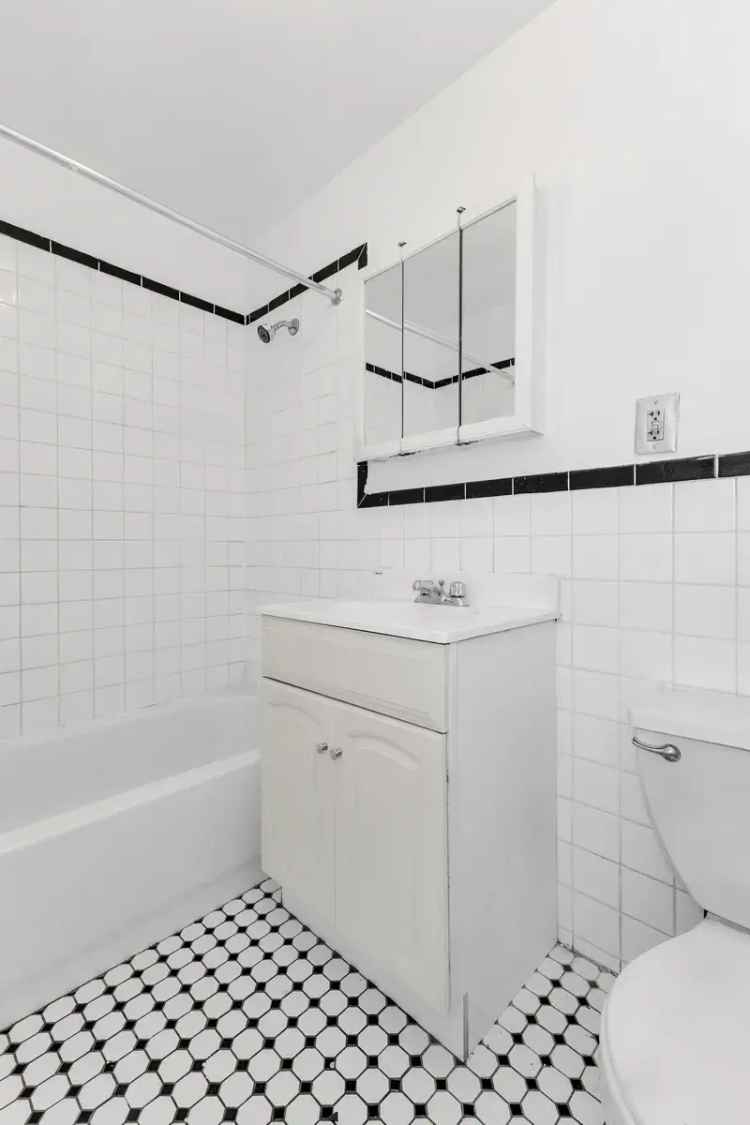 Rent Spacious 1 Bedroom Apartment in Lower East Side with Amenities