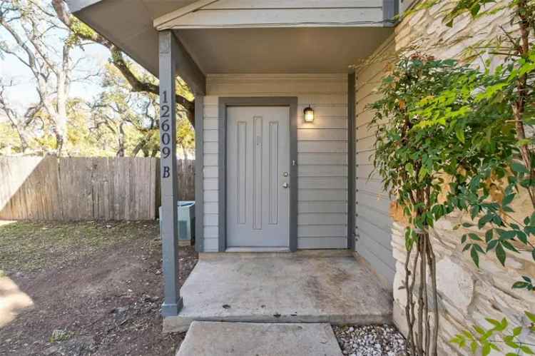 Duplex for Rent in Austin with Spacious Yards and Nearby Schools