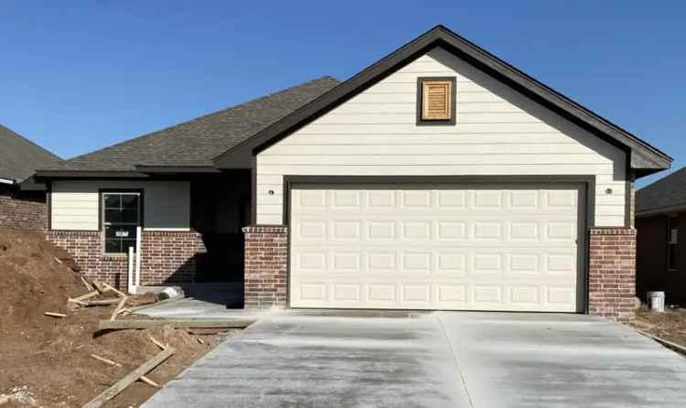 Rent Modern Home in Edmond with Stylish Features and Great Amenities