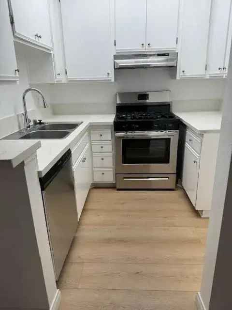 Rent Apartments with Spacious One Bedroom Plus Den in Mid Wilshire