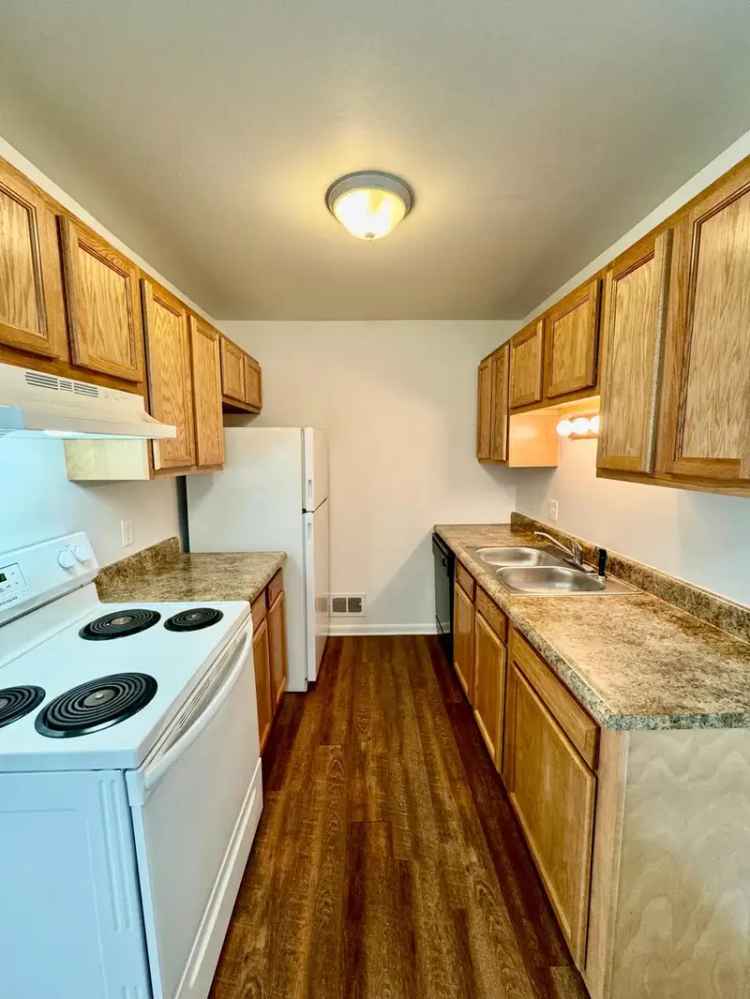 Rent Apartments in Greenway Park with Spacious Floor Plans and Amenities