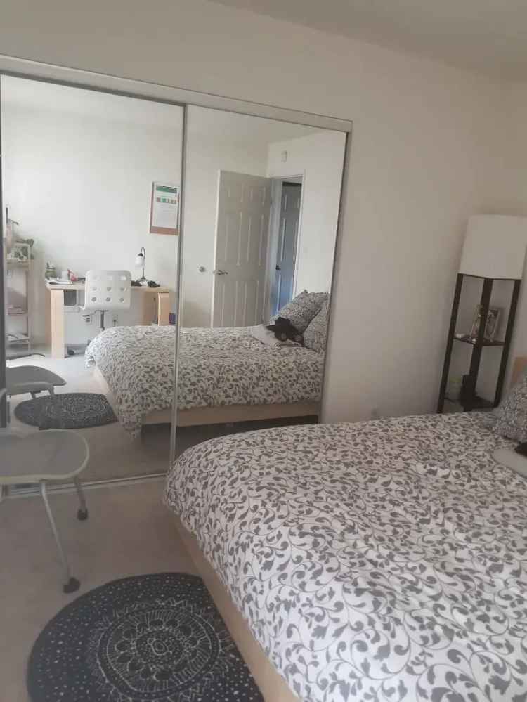 Room for Rent in Condo near Lake Merritt with Convenient Amenities