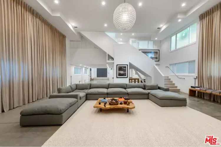 Luxury buy house in Venice Beach with unique modern features