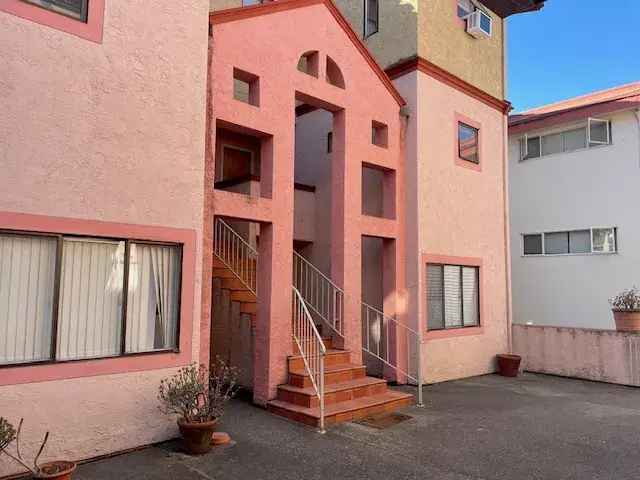 Rent Apartment Unit in Great Location with Solarium and Garage Parking