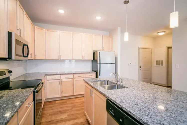 Rent Luxury Apartment at 2918 North Winstead Commons