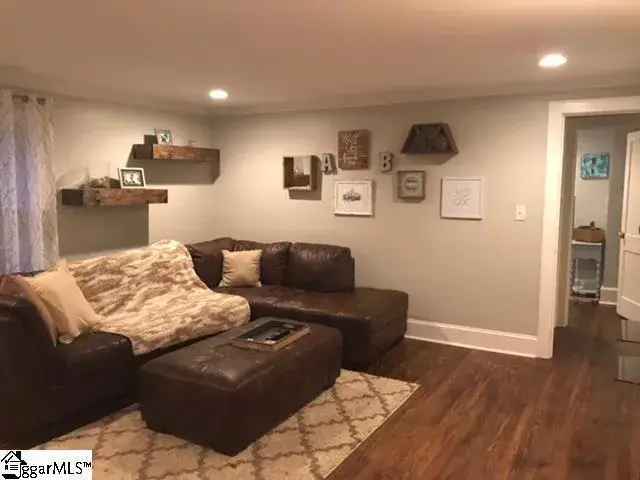 Rent Apartment Unit in Greenville with Renovated Features