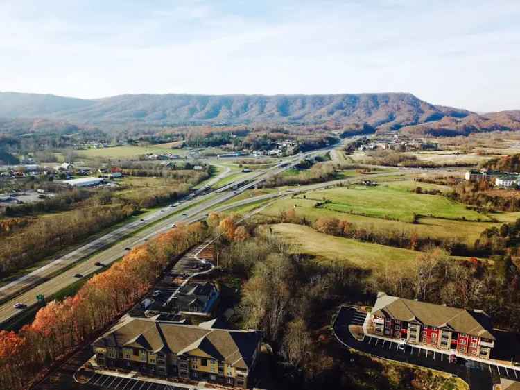 Rent Apartments at The Retreat at Meadowview in Kingsport with Scenic Countryside