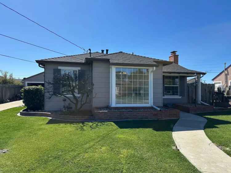 Rent 2 Bedroom Home in North Salinas with Spacious Living Room