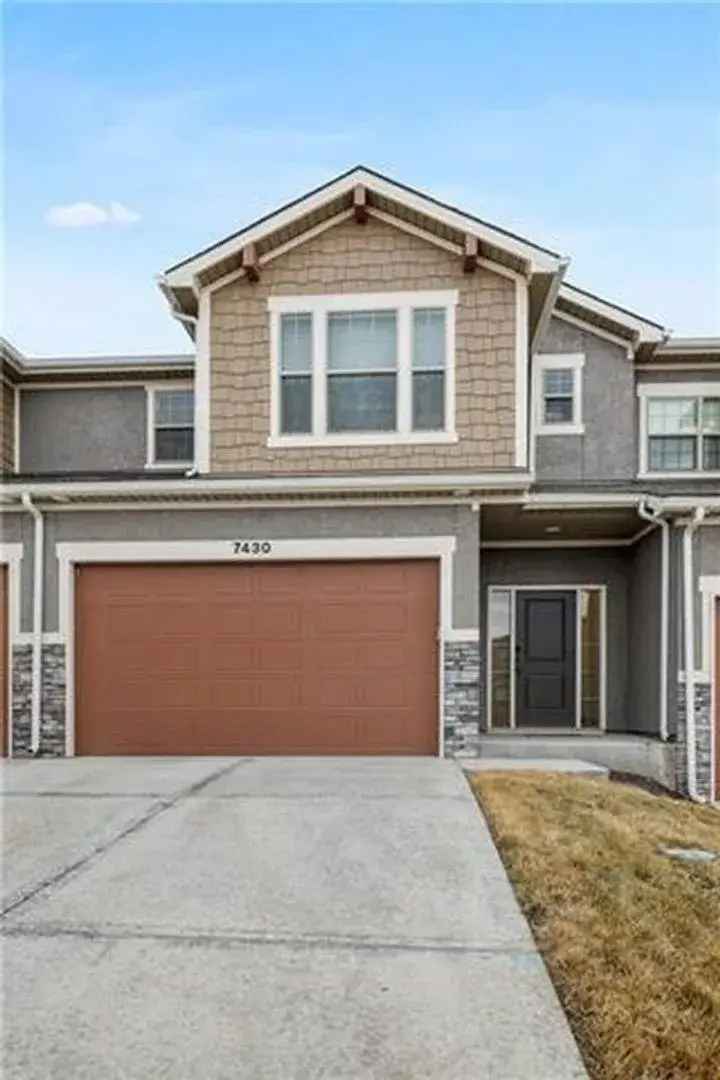 Townhome for Rent in Kansas City with 3 Bedrooms and Pet Friendly Features