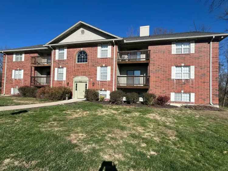 Rent 2 Bedroom Apartment in Blue Springs MO with Pool and Greenspaces