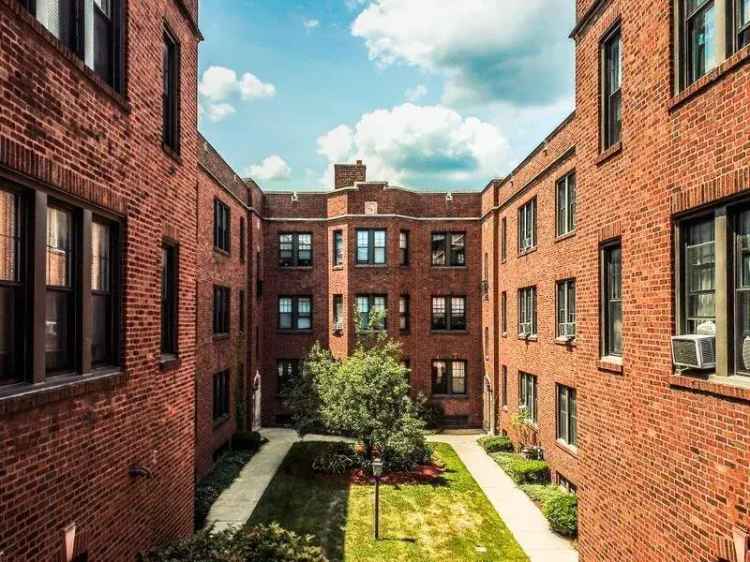 Rent Apartments with Courtyard Near Chicago Evanston