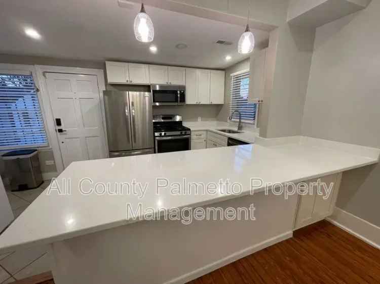 Rent 3 Bedroom Apartment in Downtown Charleston with Great Features