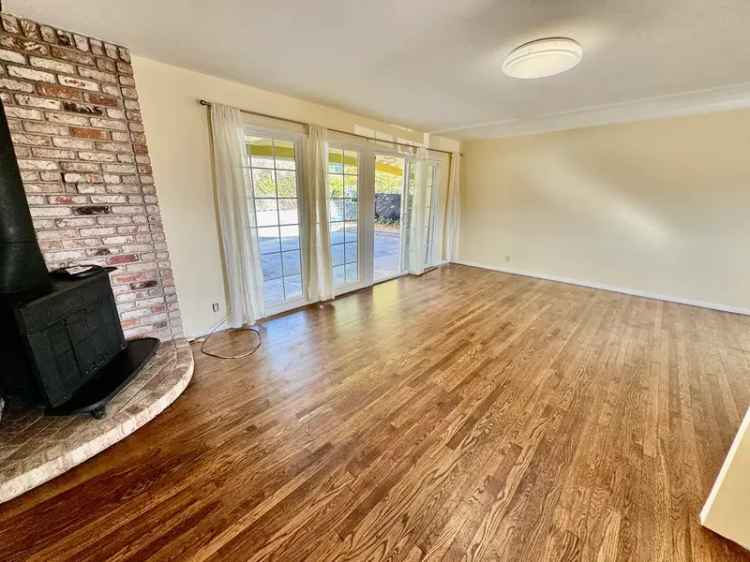 Rent 4 Bedroom Home in Richmond California with Spacious Living Room