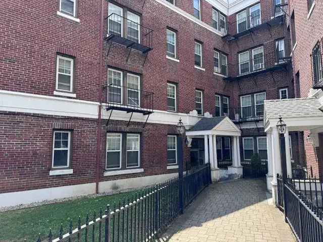 Rent 1 Bedroom Apartment Medford Spacious and Near Shops Transport