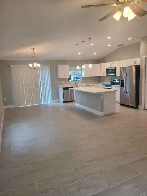 Townhouse for Rent in Winter Haven with Modern Features and Parking