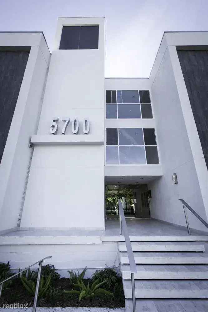 Rent Apartment in Miracle Mile Terrace with Great Amenities