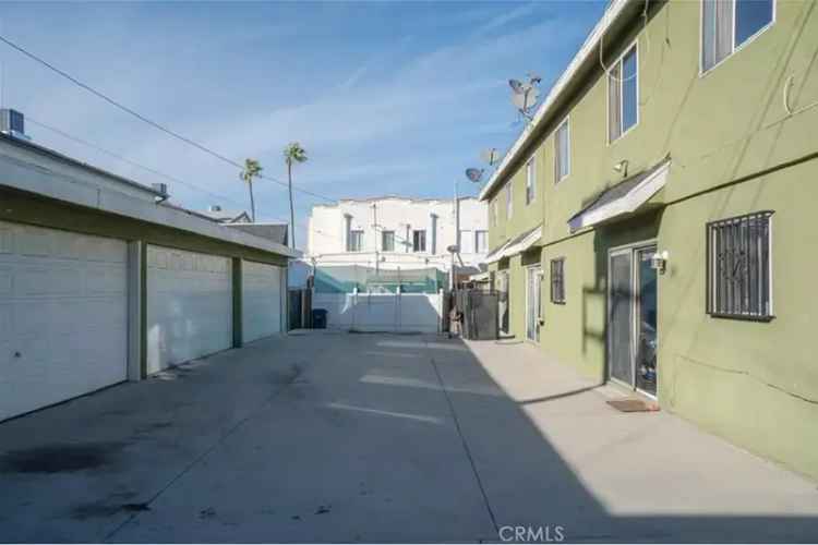 House For Sale in 300, West 121st Street, California