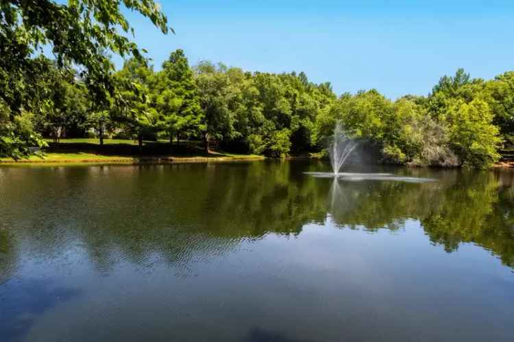 Rent Lakeside Villas Apartments in Hampton with Lake View and Amenities