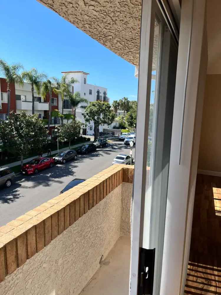 Rent Apartment Near UCLA with Two Parking Spaces and Skylights