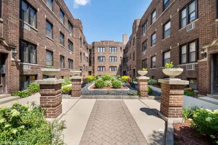 Rent Apartments with Modern Amenities Near Wrigley Field and Lake Michigan