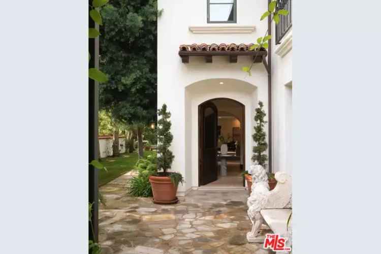 Buy Villa Villa Estate with 7 Bedrooms and Luxurious Features in Beverly Hills