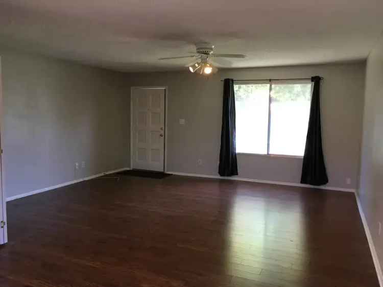 Rent Townhouse in Tempe with Private Garden and Spacious Layout