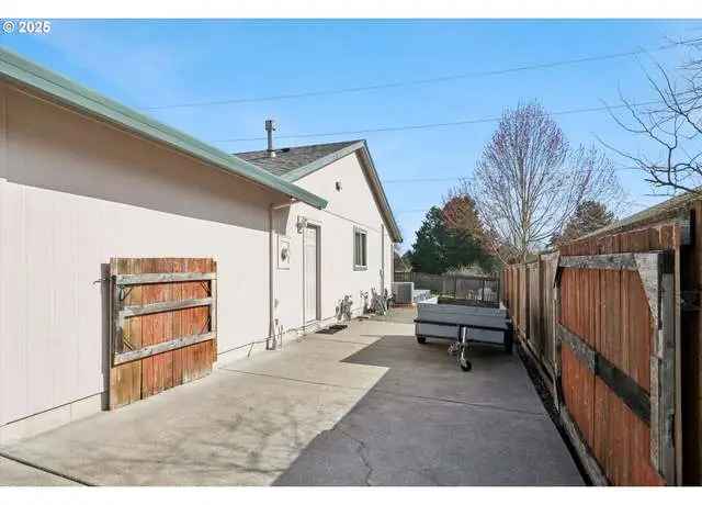 House For Sale in 7340, Southwest 160th Avenue, Beaverton, Oregon