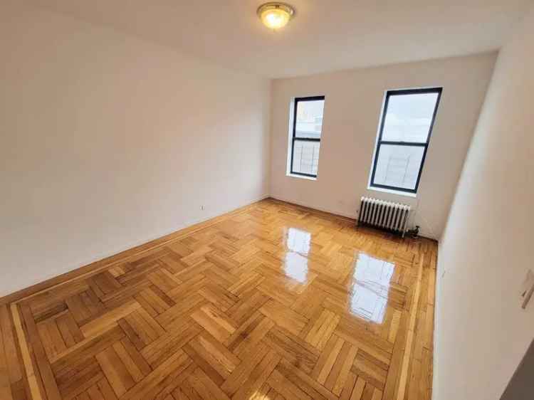 Rent Beautiful Huge 1 Bed Apartment in Prime Location with Elevator and Laundry