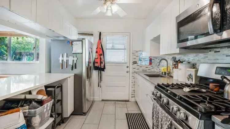 Rent Townhouse in Rogers Park with Modern Kitchen and Deck