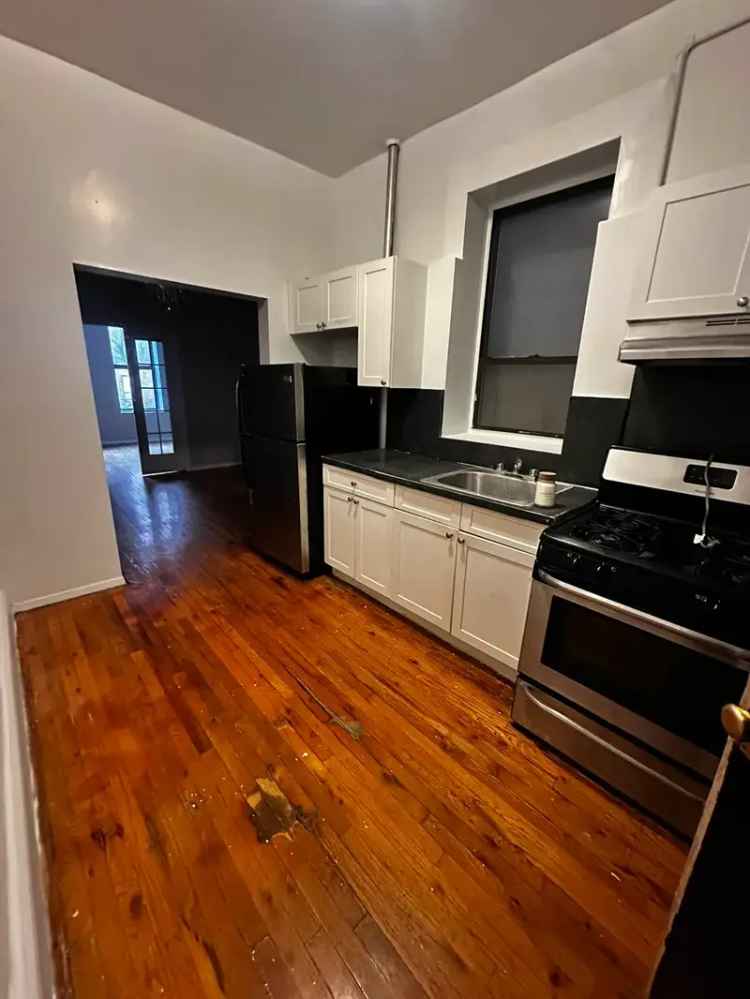 Rent Apartment Unit in Upper East Side with Spacious Rooms and Hardwood Floors