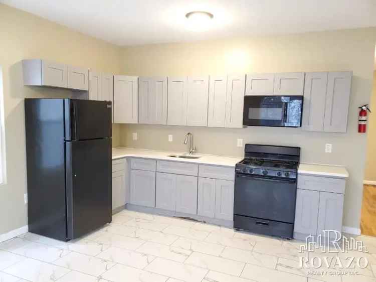 Rent townhouse apartment with modern features near shops and parks