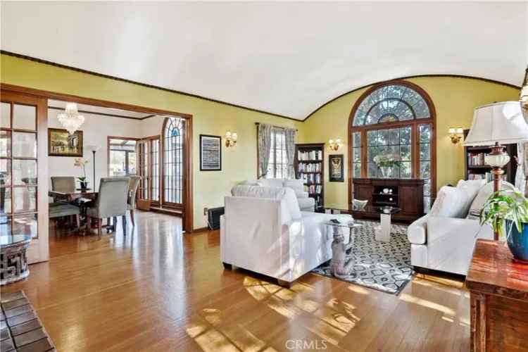 House For Sale in 2051, Vine Street, Los Angeles, California