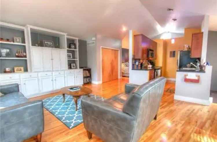 Townhouse for Rent in a Great Neighborhood with Modern Updates and Amenities