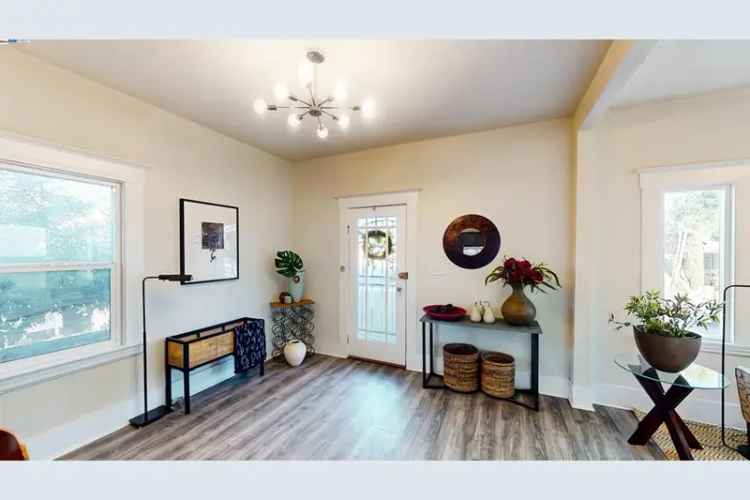 Duplex for Sale in Oakland with 3 Bedrooms and Modern Kitchen