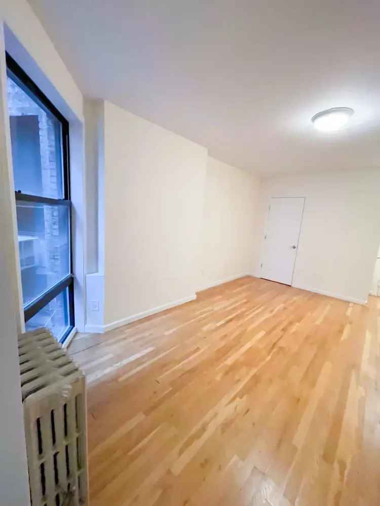 Rent Apartment Unit in Upper East Side with Spacious Living Area and Garden View