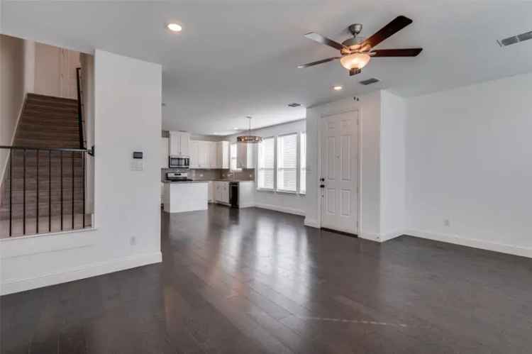 Buy Stunning Corner Townhome with Community Amenities in Arlington