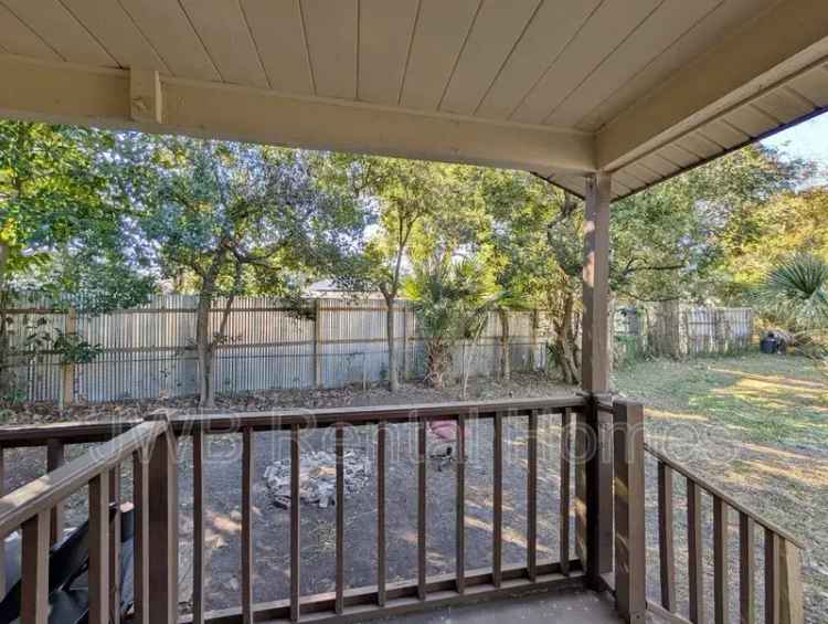 Rent Apartment Unit in Jacksonville with Kitchen and Backyard