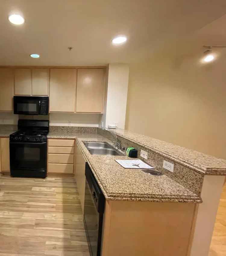 Rent Apartment in Pasadena with 2 Beds and Courtyard Facing Patio