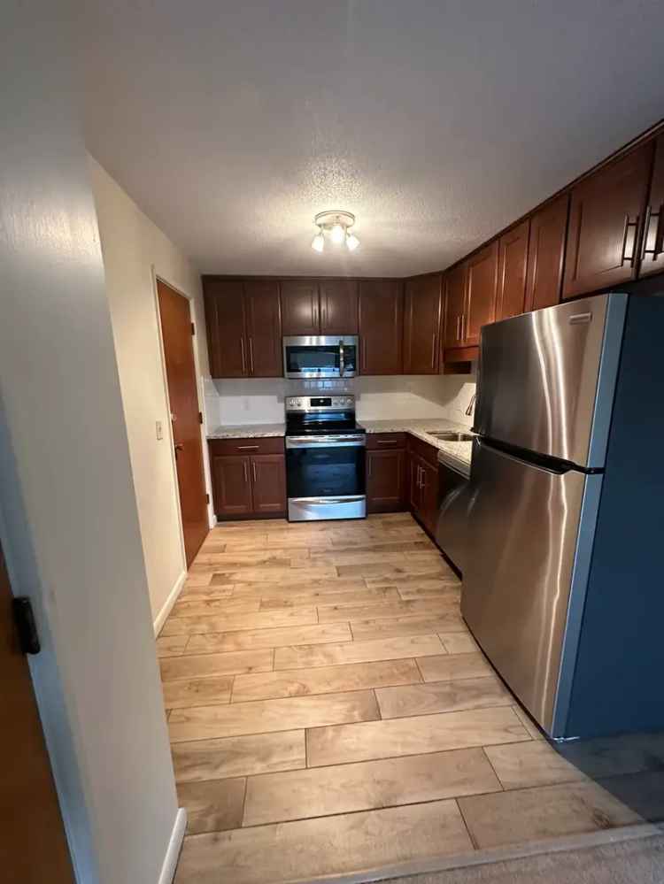 Rent 2 Bedroom Apartment Unit in Auburndale with Renovated Kitchen