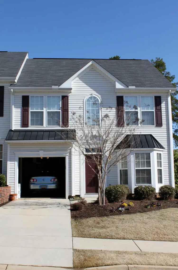 Rent Townhouse in Greenville with Spacious Layout and Community Pool