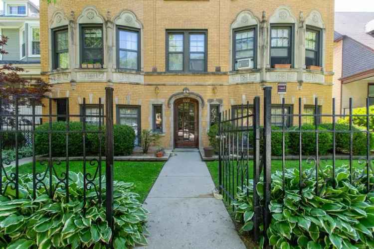 Rent Apartment in Lakeview Neighborhood with Scenic Lake Michigan Views