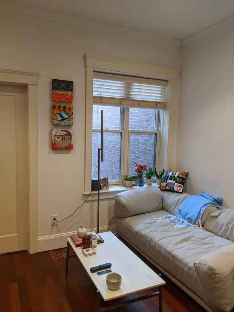 Rent Apartment Unit with Bay Windows Near Copley Back Bay Station